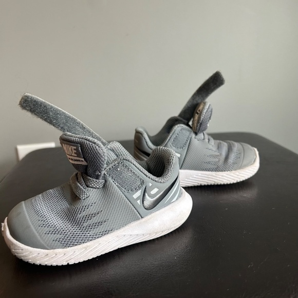 Nike Star Grey & White Toddle Sneakers - Picture 10 of 13
